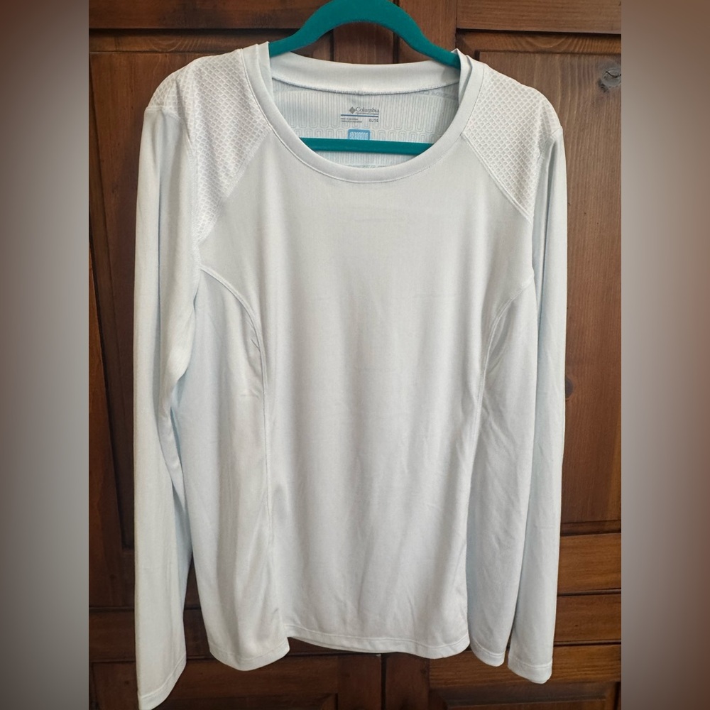 Columbia Sportswear Tee Shirt  white w/pale blue stripes Lady size XL. NWOT